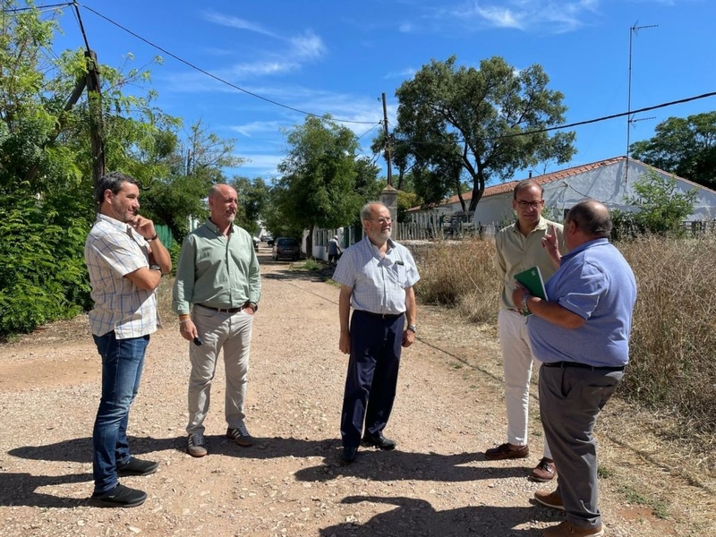 El alcalde, Rafa Mateos, ha mostrado su compromiso con la Asociación Minas de Aldea Moret para trabajar en la rehabilitación del poblado minero