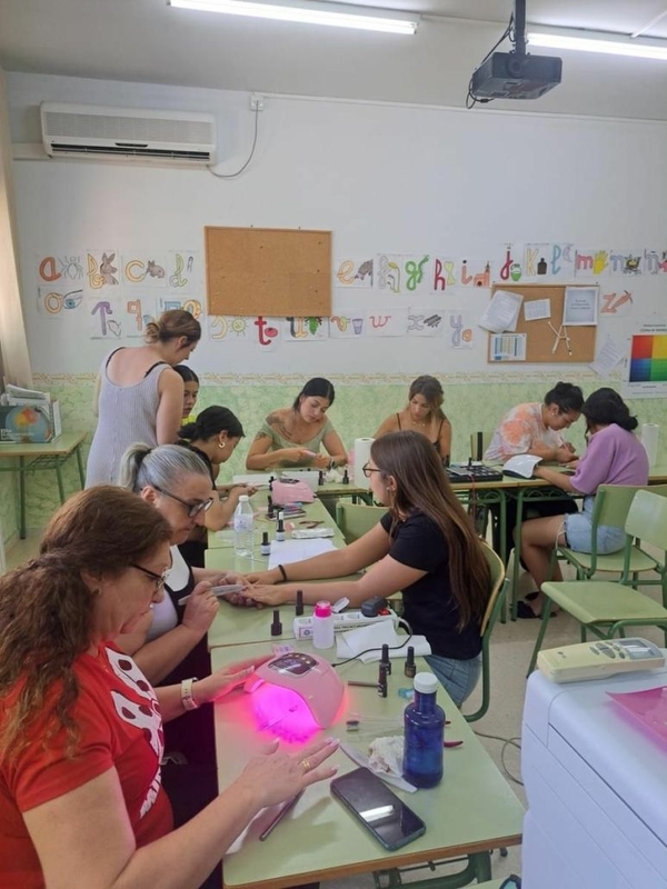 14 mujeres aprenden manicura en un curso organizado por el IMAS con el que mejorar sus oportunidades laborales
