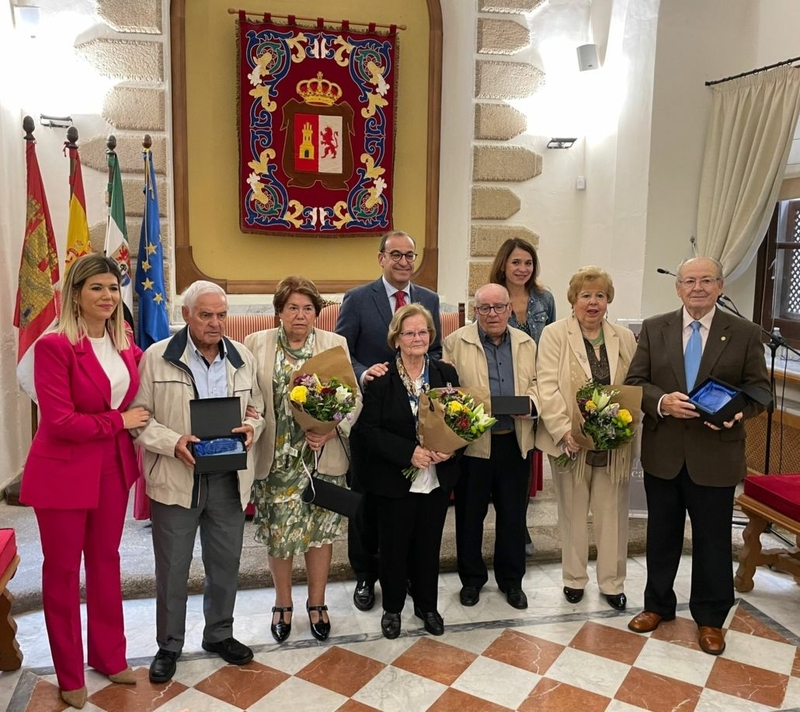 El Instituto Municipal de Asuntos Sociales homenajea a tres matrimonios cacereños con más de 50 años de casadosdos