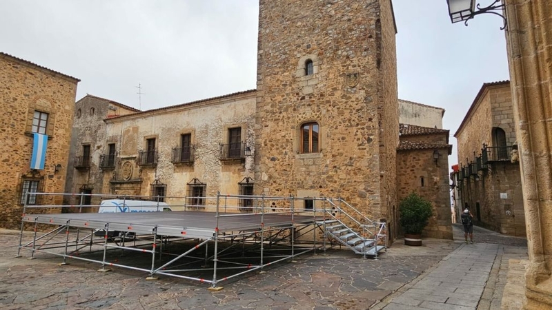 El Ayuntamiento de Cáceres adquiere dos escenarios modulables y de rápido montaje para su uso en los distintos eventos de la ciudad