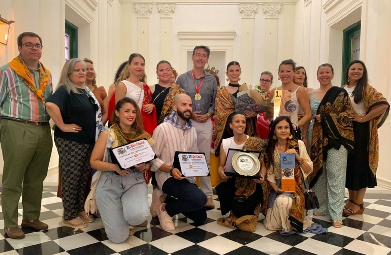 La Asociación Cacereña de Folklore el ‘Redoble’ es recibida en el Ayuntamiento tras ganar el primer premio del festival de folklore más importante 