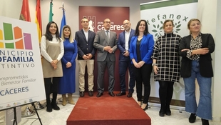 El Ayuntamiento de Cáceres recibe el distintivo “Municipio Profamilia”