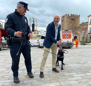 El Ayuntamiento reconoce la labor de Thor, agente canino en la Policía Local, que realizará su último servicio en el Womad