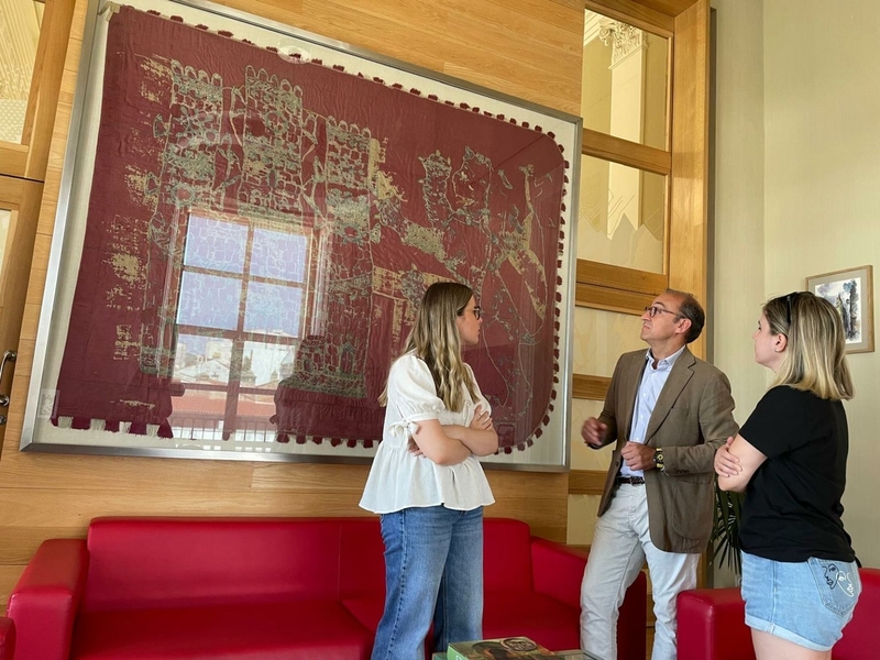 El Ayuntamiento cede al Museo de Cáceres el Pendón de San Jorge para su exposición al púbico