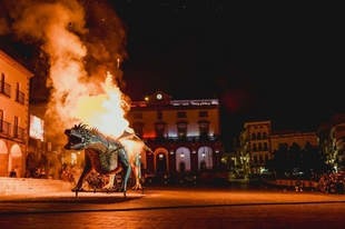 Abierto el plazo para solicitar plataformas municipales para el desfile de San Jorge