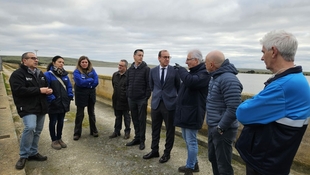 Rafa Mateos visita las instalaciones del embalse del Guadiloba tras los últimos episodios de intensas lluvias