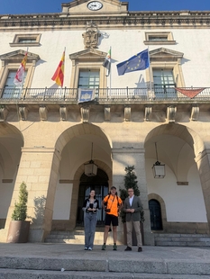 El Ayuntamiento de Cáceres apoya al aventurero Manuel Calderón en su reto de recorrer 2.300 kilómetros a pie por Extremadura