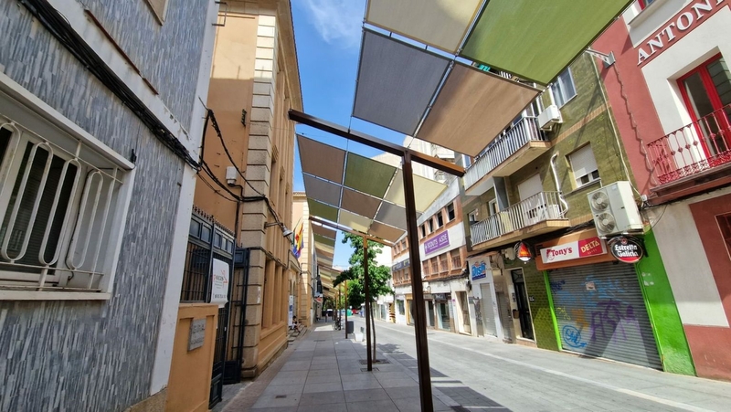 El ayuntamiento culmina la instalación de toldos de sombra en Gómez Becerra para mejorar el confort urbano y dinamizar la zona comercial del centro 