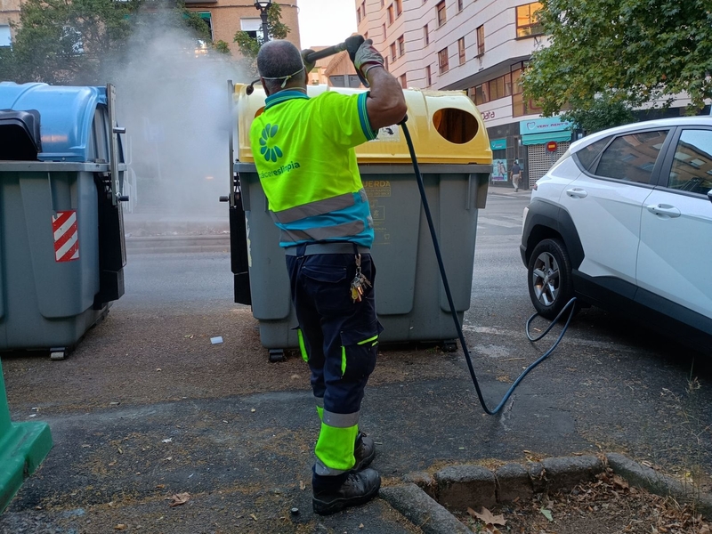 El Ayuntamiento intensifica las actuaciones de limpieza y mantenimiento del mobiliario urbano en distintos puntos de la ciudad