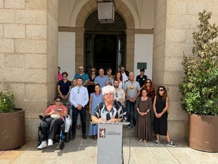 El Ayuntamiento de Cáceres muestra su repulsa por los asesinatos de mujeres víctimas de la violencia machista con un minuto de silencio
