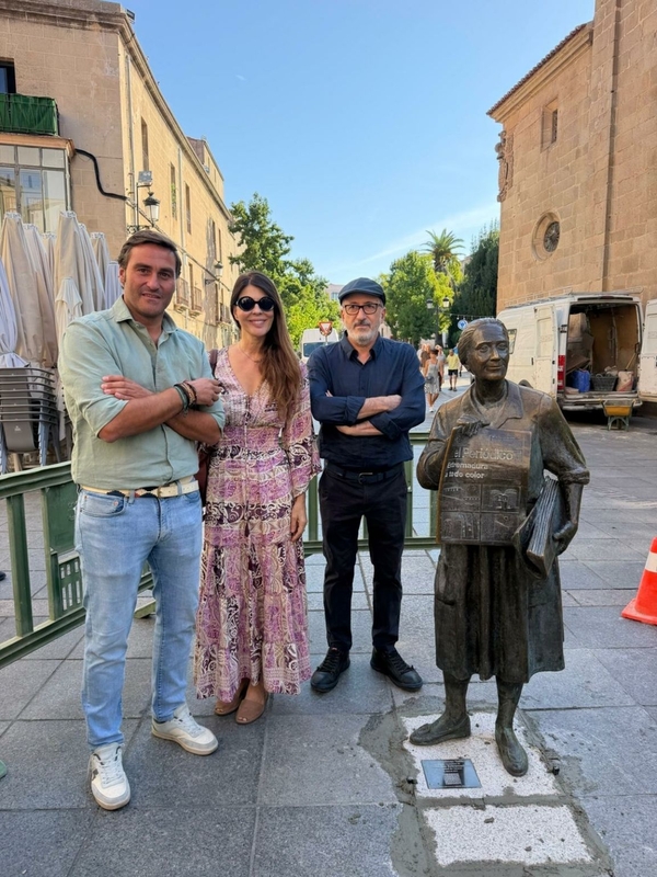 La escultura de Leoncia regresa a la Plaza de San Juan tras ser restaurada