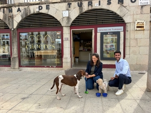  El Ayuntamiento de Cáceres reparte en la Oficina de Turismo bebederos y comederos portátiles para las mascotas