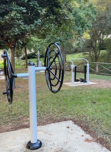 El Ayuntamiento instala nuevos equipos de ejercicio en el área biosaludable del Parque del Príncipe