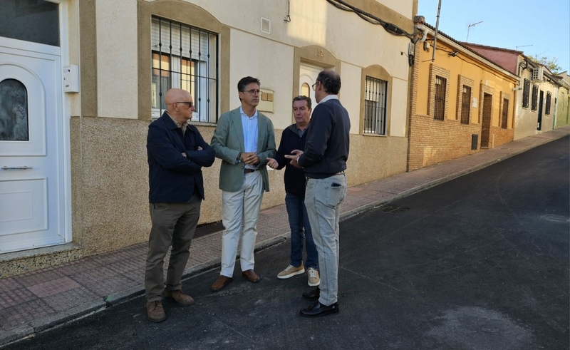 El Ayuntamiento acomete las obras de pavimentación y accesibilidad en el barrio de San Marquino y adjudica la renovación de su pista deportiva